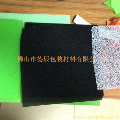 過濾海綿也稱網(wǎng)狀海綿，爆破海綿。聚氨酯過濾海綿由普通開孔軟泡高溫爆破開孔加工而成，爆破除掉了泡沫網(wǎng)絡(luò)之間原有的氣泡膜，得到了主體骨架網(wǎng)狀結(jié)構(gòu)。
過濾海綿的空隙率高達97%，具有優(yōu)異的透氣性、良好的柔軟性和較高的機械強度。
