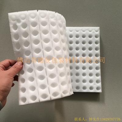 實用無土栽培海綿，包括海綿本體，所述海綿本體的正面分割成若干個海綿小塊，所述海綿本體的正面且與海綿小塊相對應(yīng)的位置開設(shè)有半圓形凹槽。本實用新型通過設(shè)置海綿進行無土栽培，海綿吸水性強和透氣性良好的優(yōu)點，便于儲存育苗所需的營養(yǎng)液，也便于種子生長時所需的呼吸作用，凹槽中的十字型切口用于容納種子根部的延伸，由于育苗對海綿材質(zhì)要求較高，所用的海綿應(yīng)選用無毒無害的材質(zhì)，不會對人體造成影響，當培育的種子長大一些之后，可將每一小塊的海綿撕下，方便隨時移栽，解決了傳統(tǒng)無土栽培方式用具透氣性差和移栽不方便的問題，給栽培的工作帶來了便利，從而保障了植物的生長。