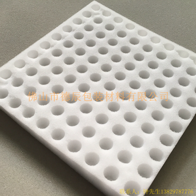 實用無土栽培海綿，包括海綿本體，所述海綿本體的正面分割成若干個海綿小塊，所述海綿本體的正面且與海綿小塊相對應(yīng)的位置開設(shè)有半圓形凹槽。本實用新型通過設(shè)置海綿進行無土栽培，海綿吸水性強和透氣性良好的優(yōu)點，便于儲存育苗所需的營養(yǎng)液，也便于種子生長時所需的呼吸作用，凹槽中的十字型切口用于容納種子根部的延伸，由于育苗對海綿材質(zhì)要求較高，所用的海綿應(yīng)選用無毒無害的材質(zhì)，不會對人體造成影響，當培育的種子長大一些之后，可將每一小塊的海綿撕下，方便隨時移栽，解決了傳統(tǒng)無土栽培方式用具透氣性差和移栽不方便的問題，給栽培的工作帶來了便利，從而保障了植物的生長。