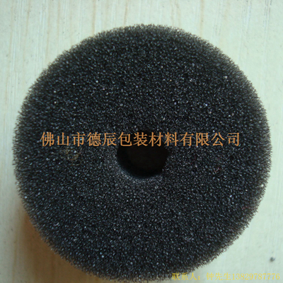 過濾海綿也稱網(wǎng)狀海綿，爆破海綿。聚氨酯過濾海綿由普通開孔軟泡高溫爆破開孔加工而成，爆破除掉了泡沫網(wǎng)絡(luò)之間原有的氣泡膜，得到了主體骨架網(wǎng)狀結(jié)構(gòu)。
過濾海綿的空隙率高達(dá)97%，具有優(yōu)異的透氣性、良好的柔軟性和較高的機(jī)械強度。
