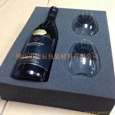 海綿內(nèi)托對(duì)各行各業(yè)產(chǎn)品起到絕緣、密封、防震、防塵、填充、隔音、固定，能夠保護(hù)包裝產(chǎn)品在運(yùn)輸過(guò)程中安然無(wú)恙，起到保護(hù)產(chǎn)品的一個(gè)作用，同時(shí)可以美化產(chǎn)品，提升產(chǎn)品檔次。