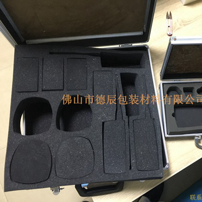 海綿內(nèi)托對(duì)各行各業(yè)產(chǎn)品起到絕緣、密封、防震、防塵、填充、隔音、固定，能夠保護(hù)包裝產(chǎn)品在運(yùn)輸過(guò)程中安然無(wú)恙，起到保護(hù)產(chǎn)品的一個(gè)作用，同時(shí)可以美化產(chǎn)品，提升產(chǎn)品檔次。