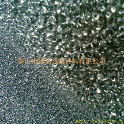 過濾海綿也稱網(wǎng)狀海綿，爆破海綿。聚氨酯過濾海綿由普通開孔軟泡高溫爆破開孔加工而成，爆破除掉了泡沫網(wǎng)絡(luò)之間原有的氣泡膜，得到了主體骨架網(wǎng)狀結(jié)構(gòu)。
過濾海綿的空隙率高達97%，具有優(yōu)異的透氣性、良好的柔軟性和較高的機械強度。
