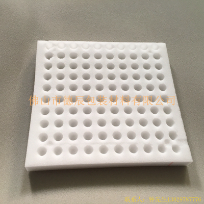 實用無土栽培海綿，包括海綿本體，所述海綿本體的正面分割成若干個海綿小塊，所述海綿本體的正面且與海綿小塊相對應(yīng)的位置開設(shè)有半圓形凹槽。本實用新型通過設(shè)置海綿進行無土栽培，海綿吸水性強和透氣性良好的優(yōu)點，便于儲存育苗所需的營養(yǎng)液，也便于種子生長時所需的呼吸作用，凹槽中的十字型切口用于容納種子根部的延伸，由于育苗對海綿材質(zhì)要求較高，所用的海綿應(yīng)選用無毒無害的材質(zhì)，不會對人體造成影響，當培育的種子長大一些之后，可將每一小塊的海綿撕下，方便隨時移栽，解決了傳統(tǒng)無土栽培方式用具透氣性差和移栽不方便的問題，給栽培的工作帶來了便利，從而保障了植物的生長。